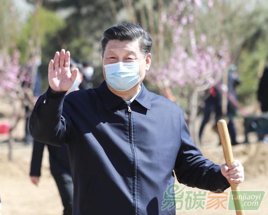 2020年4月3日，黨和國家領(lǐng)導(dǎo)人習(xí)近平、李克強、栗戰(zhàn)書、汪洋、王滬寧、趙樂際、韓正、王岐山等來到北京市大興區(qū)舊宮鎮(zhèn)參加首都義務(wù)植樹活動。這是習(xí)近平拿起鐵鍬走向植樹地點，向正在植樹的干部群眾揮手致意。新華社記者龐興雷攝