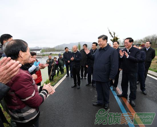2020年3月30日，中共中央總書記、國家主席、中央軍委主席習(xí)近平在浙江省安吉縣天荒坪鎮(zhèn)余村考察，同村民們親切交談，了解該村多年來踐行“綠水青山就是金山銀山”理念、推動綠色發(fā)展發(fā)生的巨大變化。新華社記者申宏攝